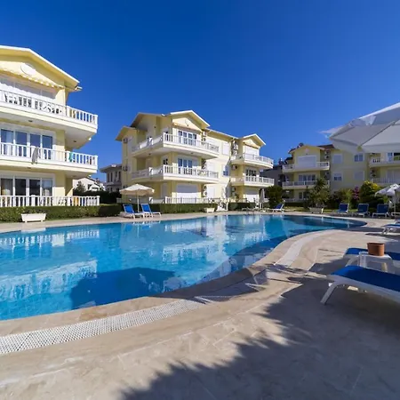 Flat With Balcony And Shared Pool In Apartment *